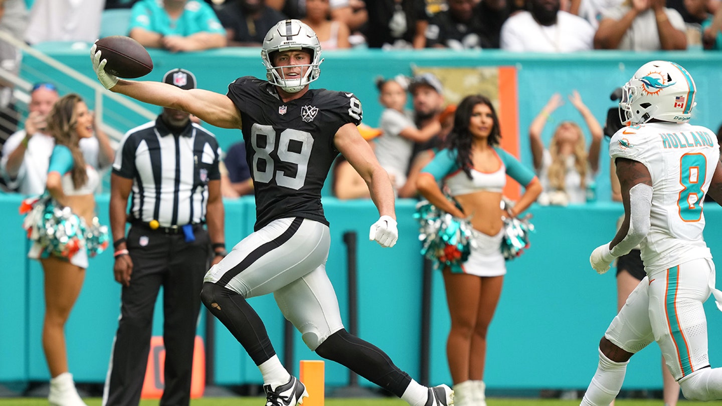 Raiders' Bowers Joins NFL Trend with Trump-Inspired Touchdown Celebration