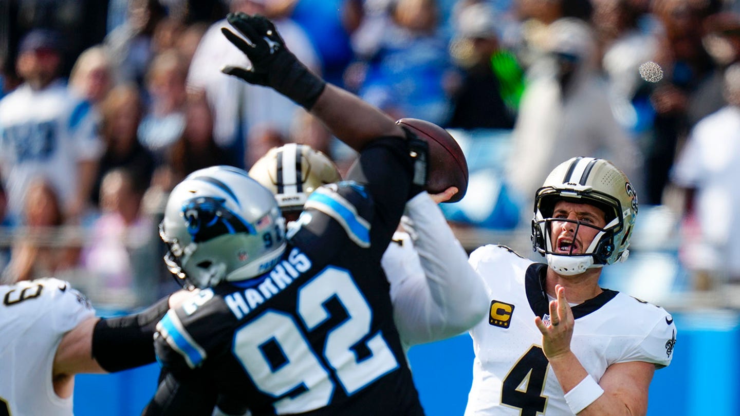 derek carr throws down field