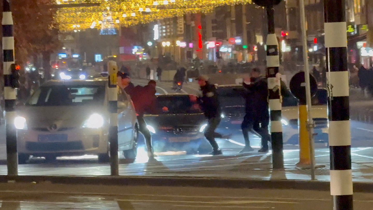 israelis-attacked-amsterdam-soccer-game نتنياهو يدين المذبحة المعادية للسامية في أمستردام، ويحذر من أن هجمات زعماء العالم سوف تنتشر إذا لم يتحركوا