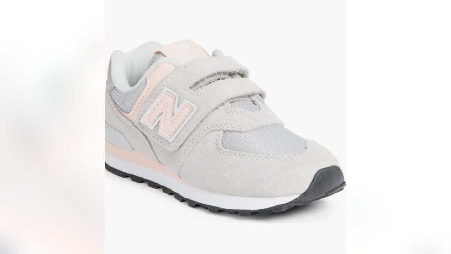 new-balance-kids-574-sneaker يبدأ بيع الجمعة السوداء في Nordstrom في 21 نوفمبر - إليك 20 صفقة لا يمكن تفويتها