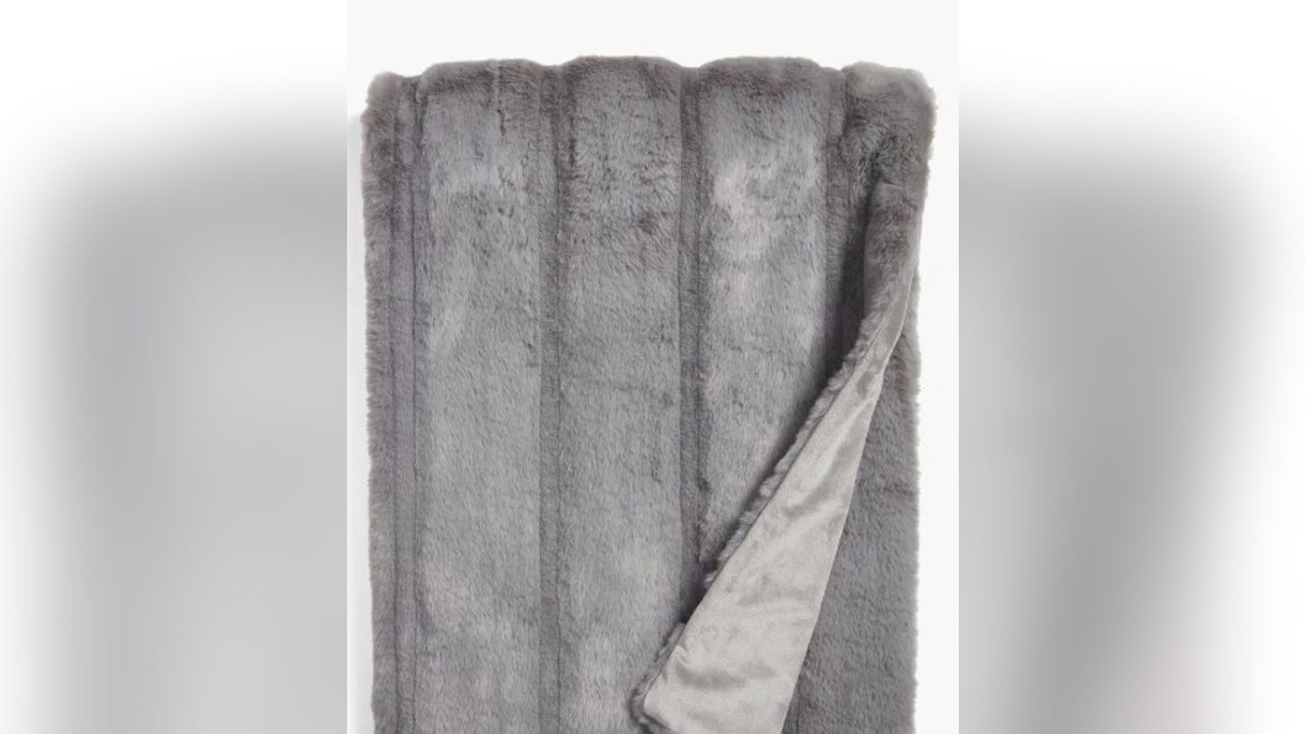 sheared-stripe-faux-fux-throw-blanket يبدأ بيع الجمعة السوداء في Nordstrom في 21 نوفمبر - إليك 20 صفقة لا يمكن تفويتها