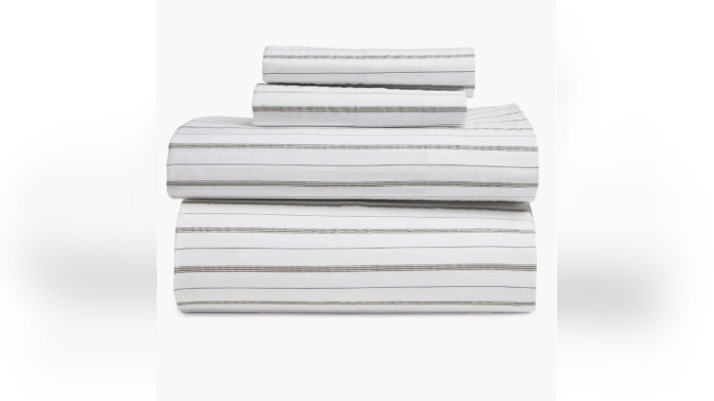 stripe-organic-cotton-sateen-sheet-set يبدأ بيع الجمعة السوداء في Nordstrom في 21 نوفمبر - إليك 20 صفقة لا يمكن تفويتها