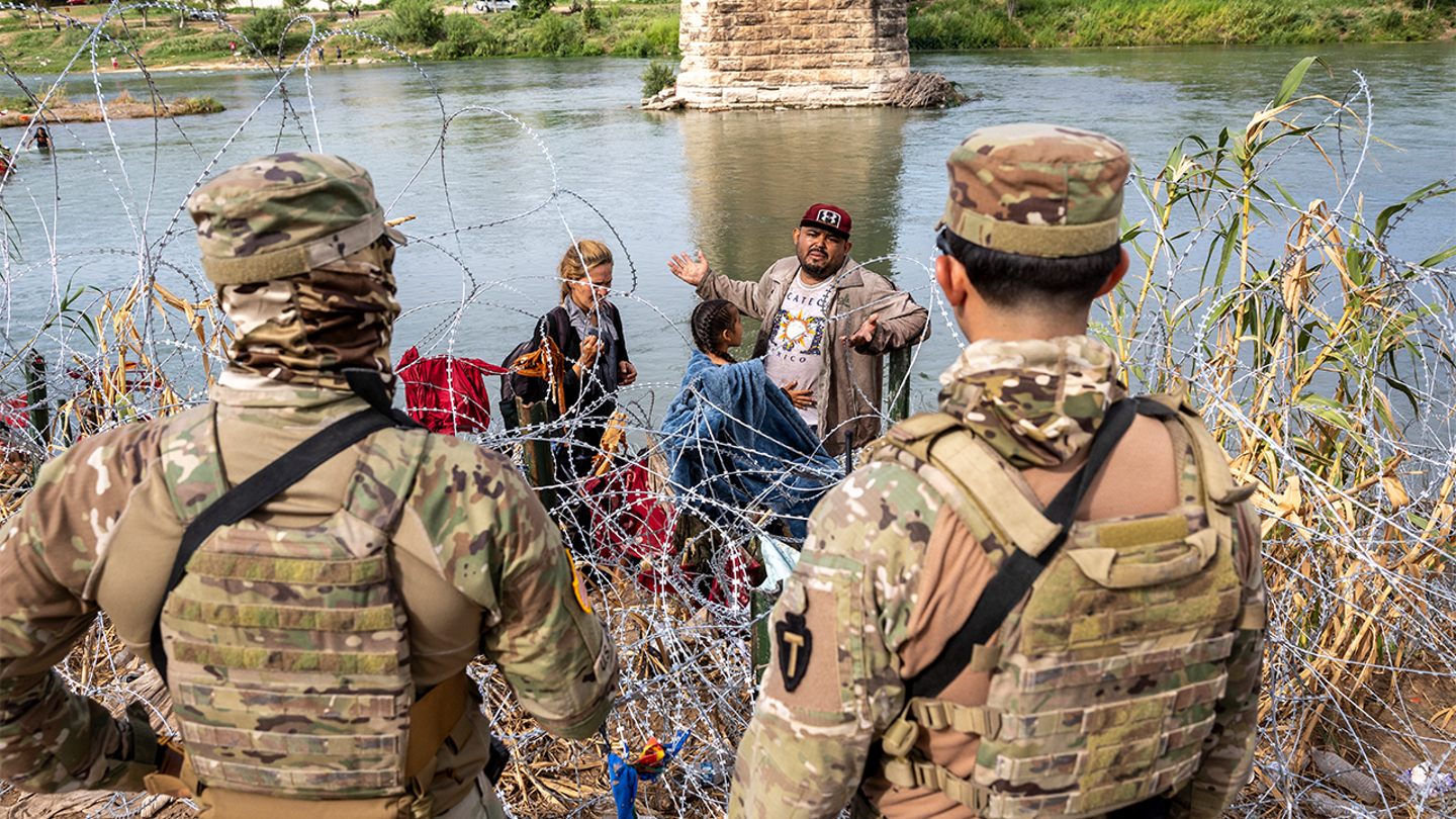 texas-border-razor-wire-2 داخل خريطة الطريق لهزيمة ترين دي أراجوا، العصابة الضخمة التي تسيطر على المدن الأمريكية