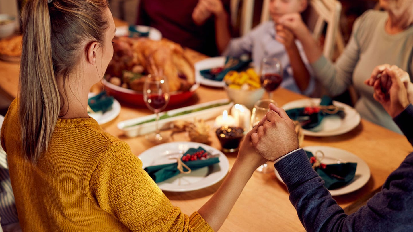 thanksgiving meal praying