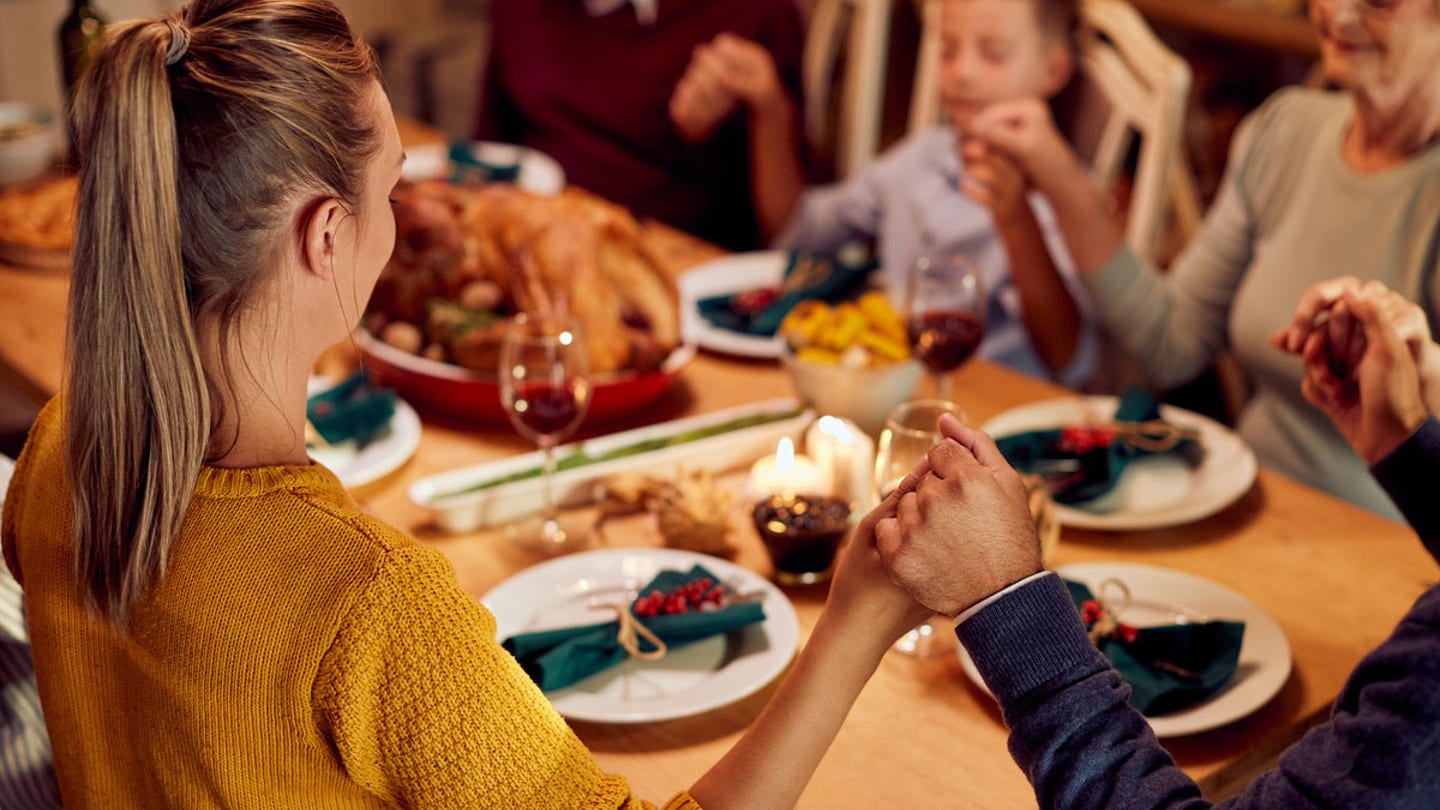 thanksgiving meal praying