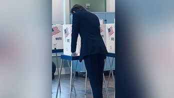 Melania Trump publica una foto de su hijo Barron, de 18 años, votando por primera vez en las elecciones con su padre como cabeza de lista