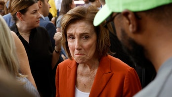 Nancy Pelosi, con los ojos llenos de lágrimas, llega para ver a Kamala Harris  admitir su candidatura presidencial en la Universidad Howard