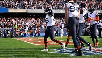 Simone Biles' husband, Jonathan Owens, mimics wife's gymnast pose for fumble recovery celebration