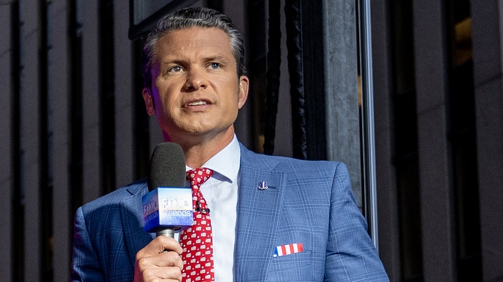 Apresentador Pete Hegseth durante