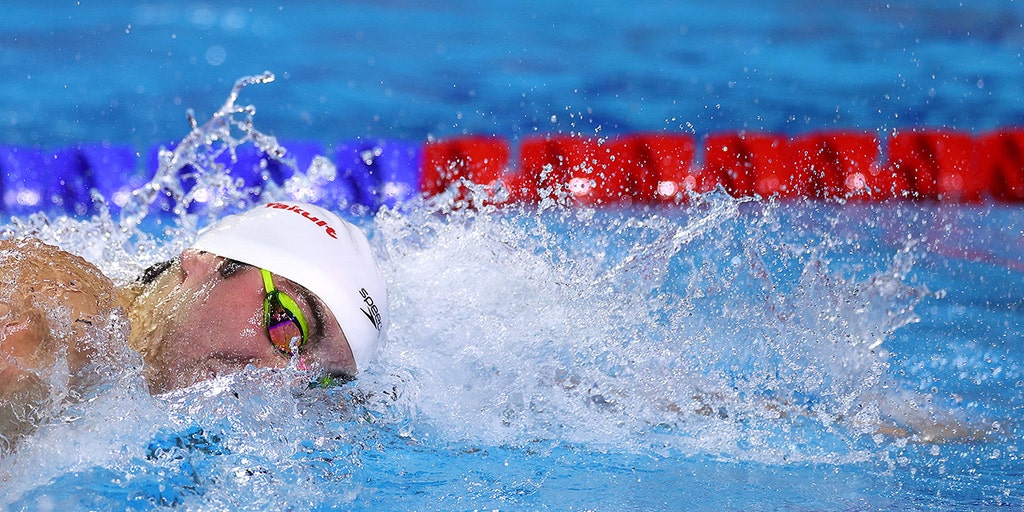 O americano Jack Alexy ganha sua primeira medalha de ouro individual na final dos 100m livre masculi