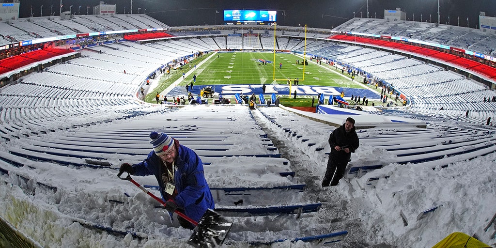 NFL fans help clear snow from Bills' stadium ahead of game vs 49ers: 'Ready for football'