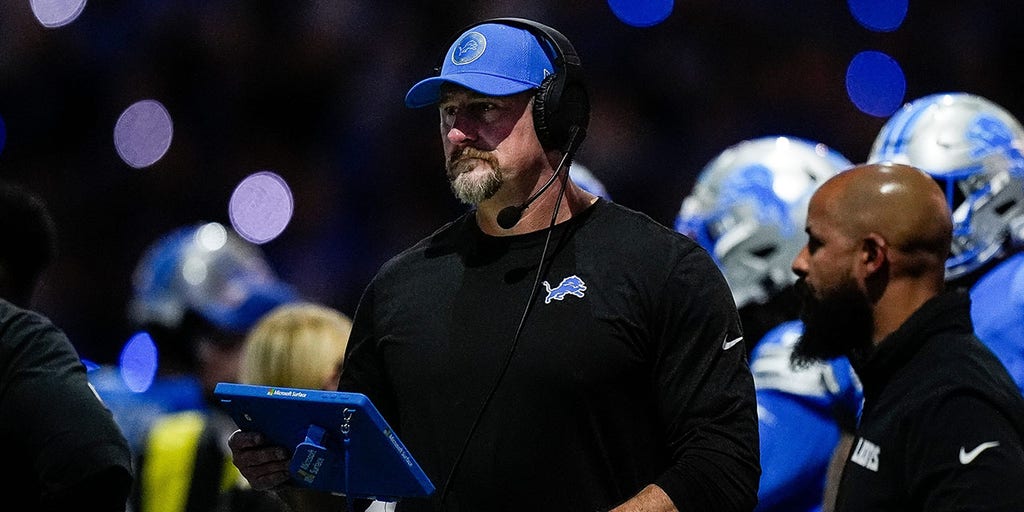 Dan Campbell acknowledges Lions' Dan Skipper as he vomits during  impassioned postgame victory speech | Fox News