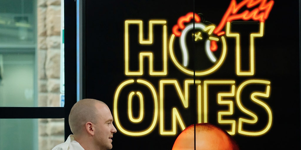 Buzzfeed vende a popular empresa de produção 'Hot Ones' para o grupo liderado por George S