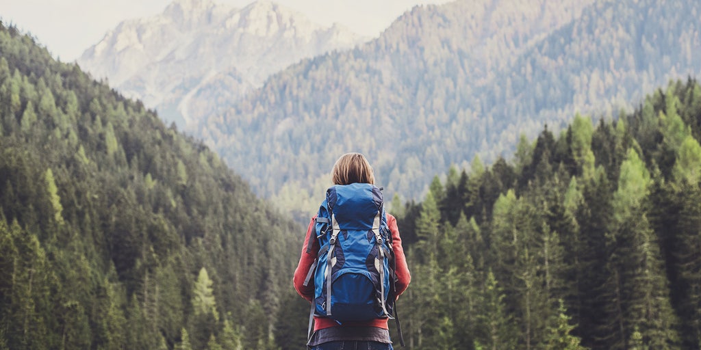 1. Mochila de viagem multifuncional: Uma mochila de viagem multifuncional pode ser um presente perfe