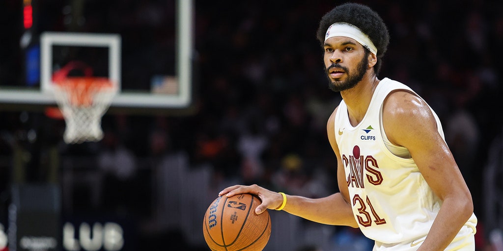 "Cavs' Jarrett Allen surpreende fãs com arremesso de meio de quadra para trás antes do jog