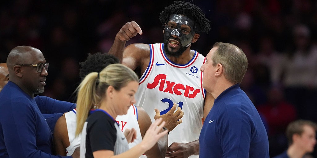 Irritado Joel Embiid corre atrás do árbitro enquanto a estrela dos 76ers é expulsa contra os Spurs -