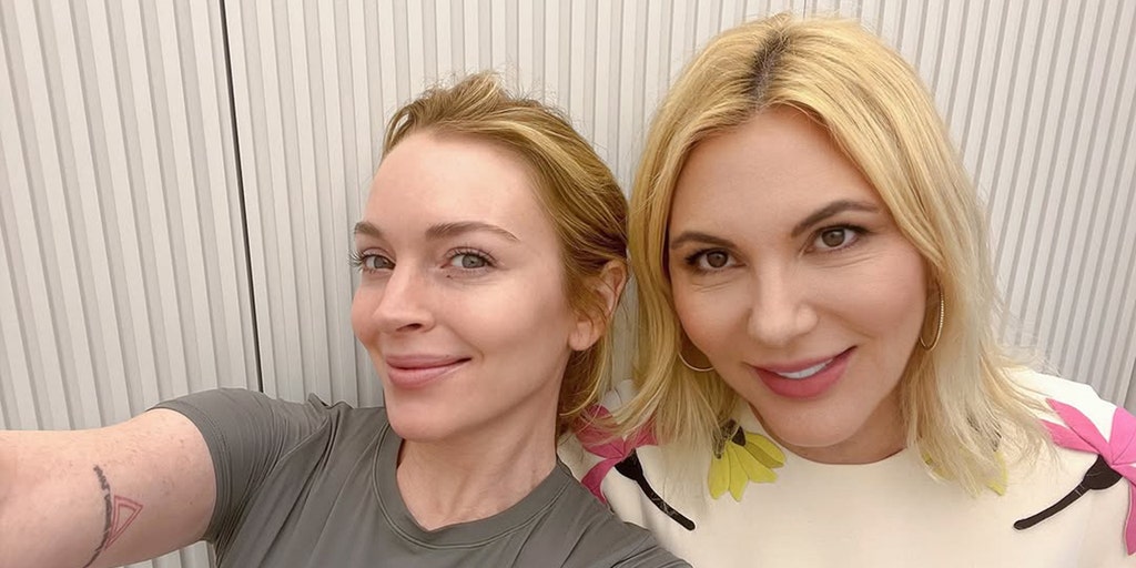 O dermatologista de Lindsay Lohan diz que 'algum tipo de mágica' ajuda a estrela a manter