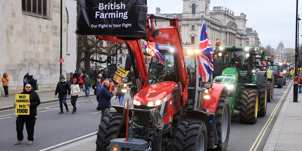 Centenas de tratores bloqueiam as ruas centrais de Londres enquanto agricultores protestam contra mu