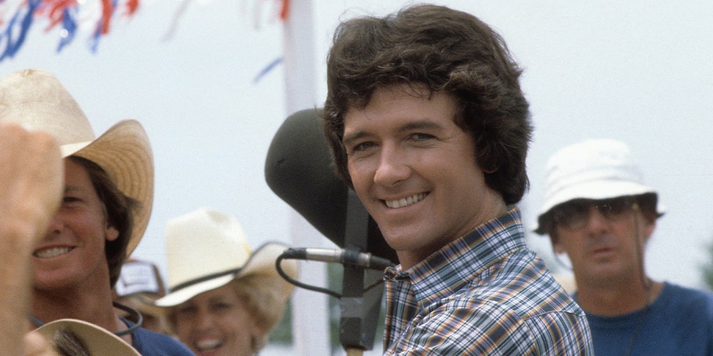 A estrela de 'Dallas', Patrick Duffy, começaria as manhãs no set com uma garrafa de champa