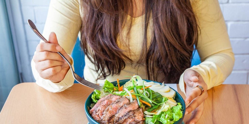 Comer uma vez por dia é uma boa ideia? Especialistas compartilham opiniões variadas sobre a 'di