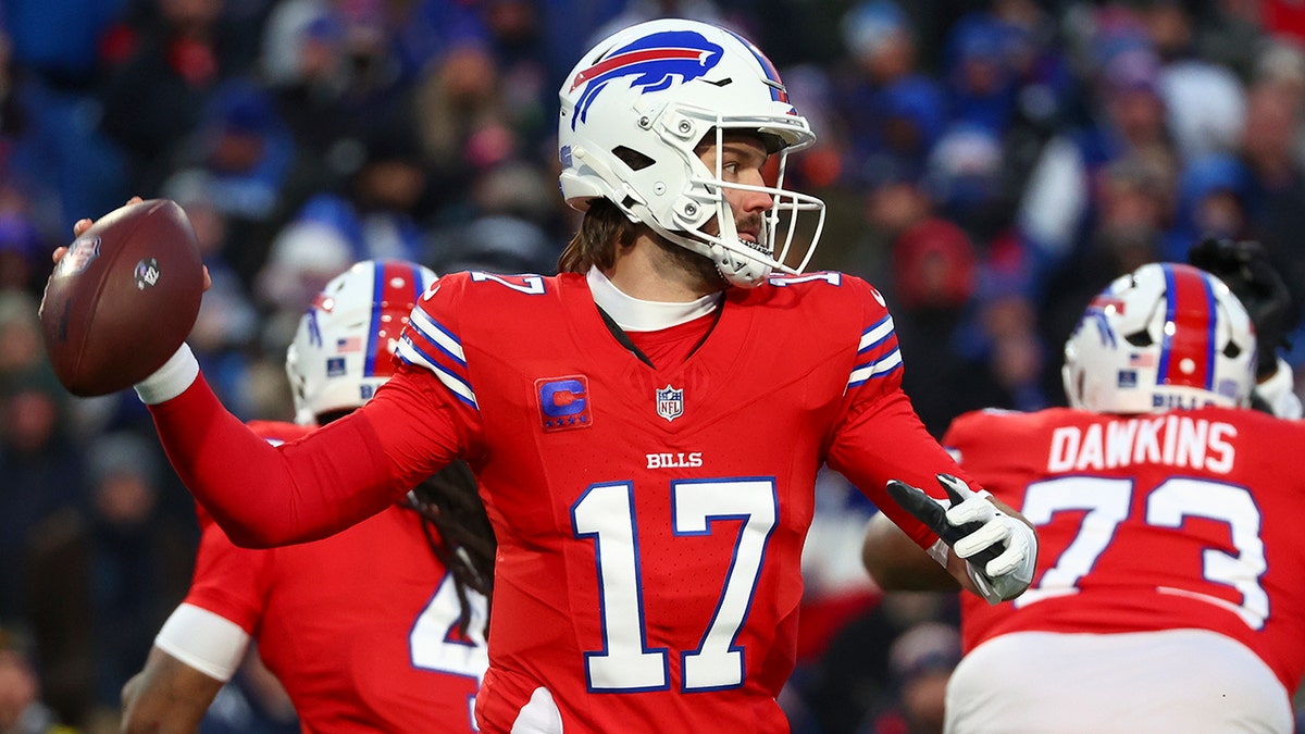 Josh Allen melepaskan umpan