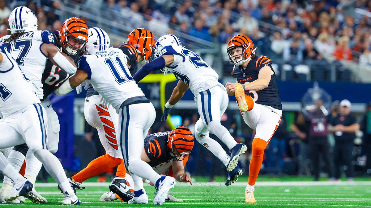 Cade York field goal attempt