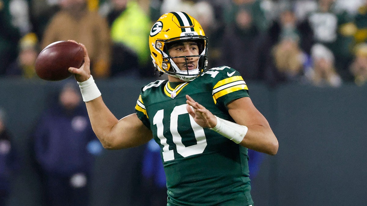 Packers clinch playoff spot with dominating win over Saints