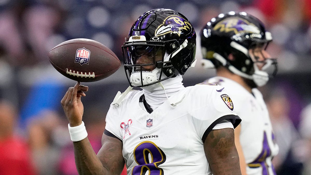 Lamar Jackson învârtește mingea