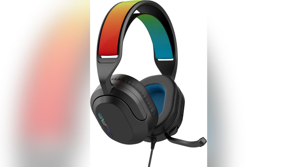 A comfortable headphone that cancels background noise. 