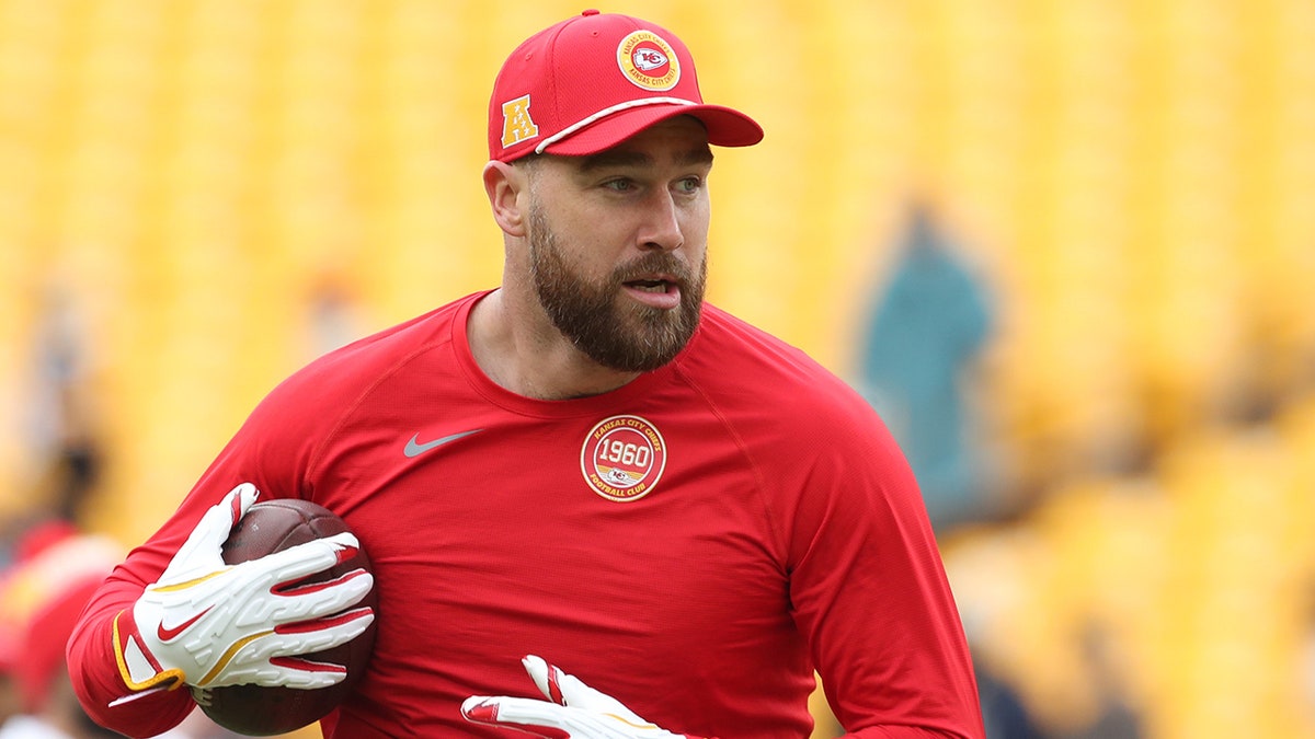 Travis Kelce melakukan pemanasan