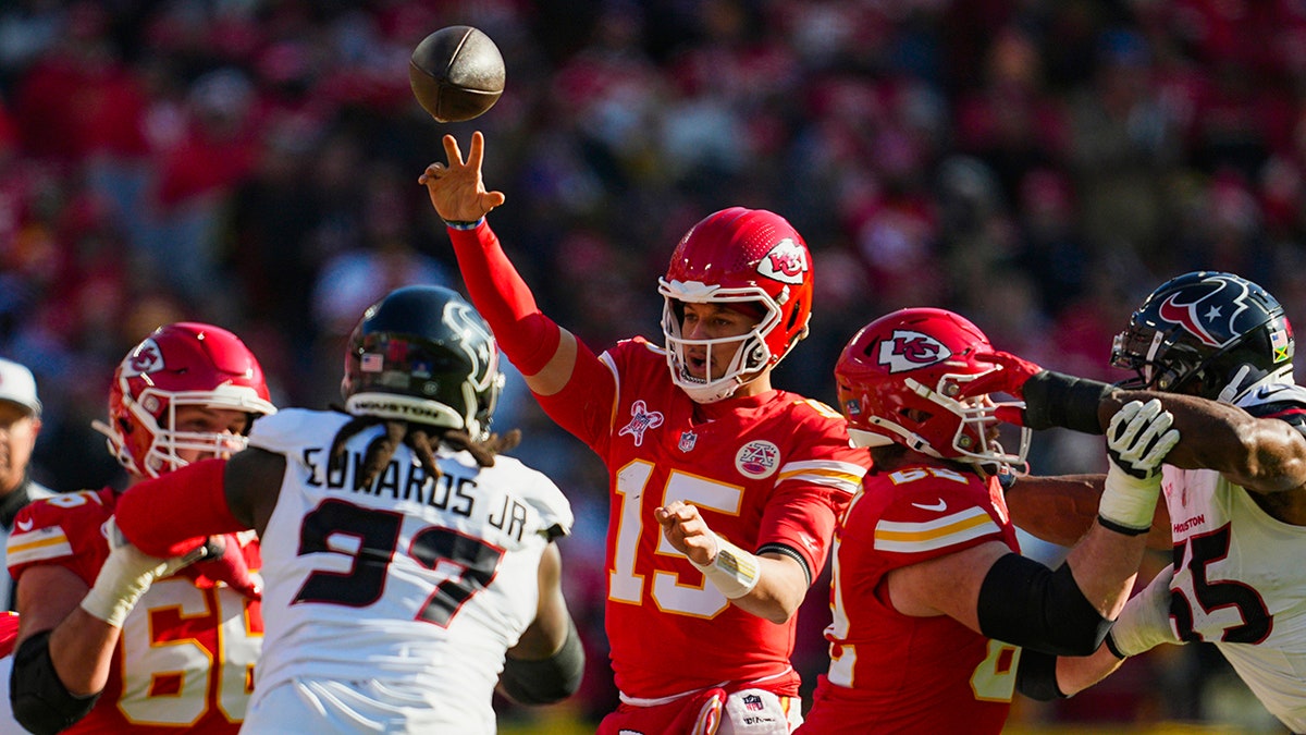 Patrick Mahomes throws