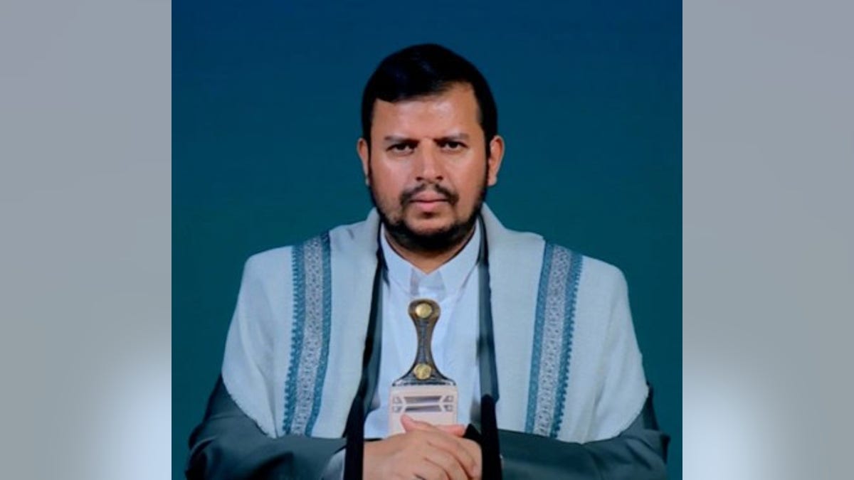 Foto pemimpin teror Houthi Abdul Malik Badruddin Al-Houthi yang tidak bertanggal. Jurnal Perang Panjang FDD mencatat bahwa dia ditetapkan oleh Departemen Luar Negeri sebagai Teroris Global yang Ditunjuk Khusus pada tahun 2021.