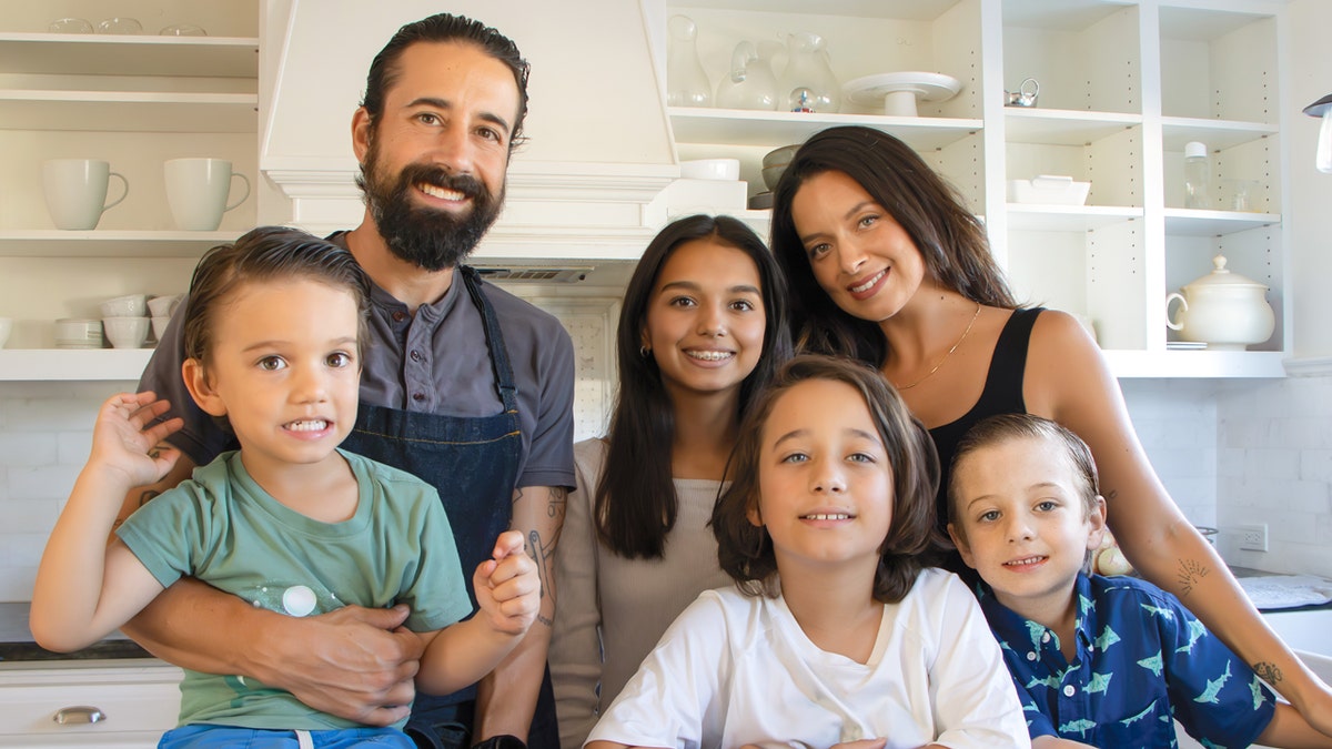 Este retrato familiar de Andrew Gruel y su familia se utilizó en la portada de su libro de cocina.