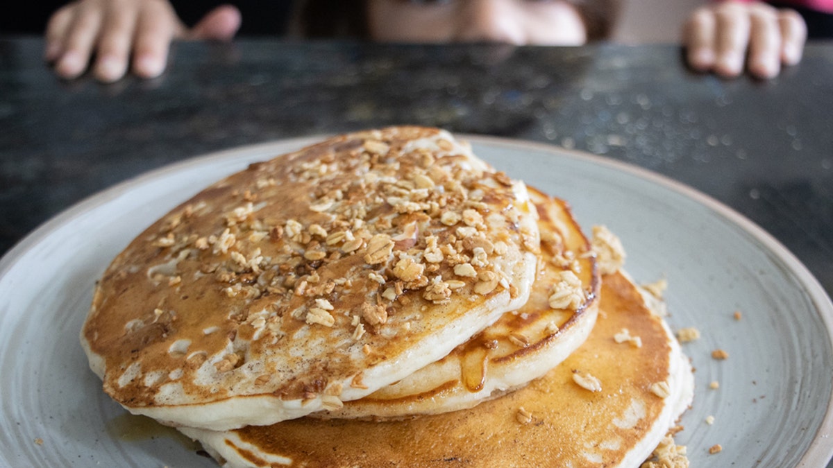 Andrew La receta de las tortitas de granola de Gruel surgió porque uno de sus hijos quería granola y el otro tortitas para desayunar.