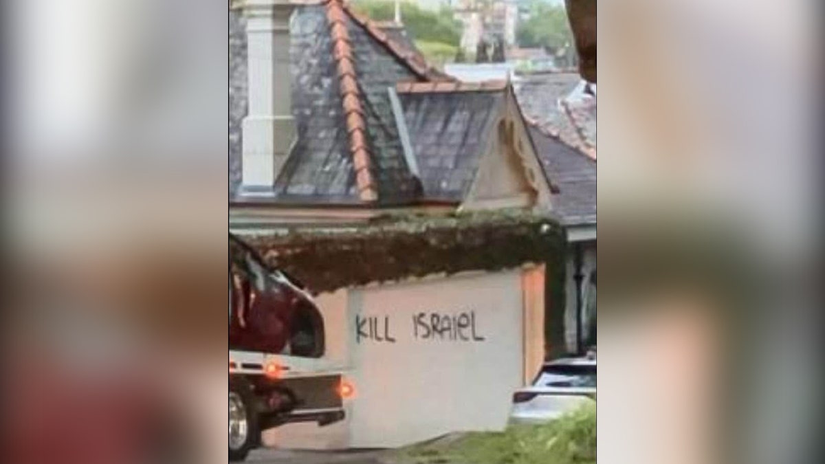 Schild an einem Haus mit der Aufschrift „Töte Israel“