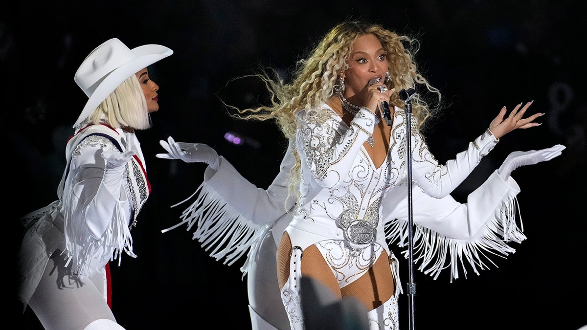 Beyonce saat turun minum