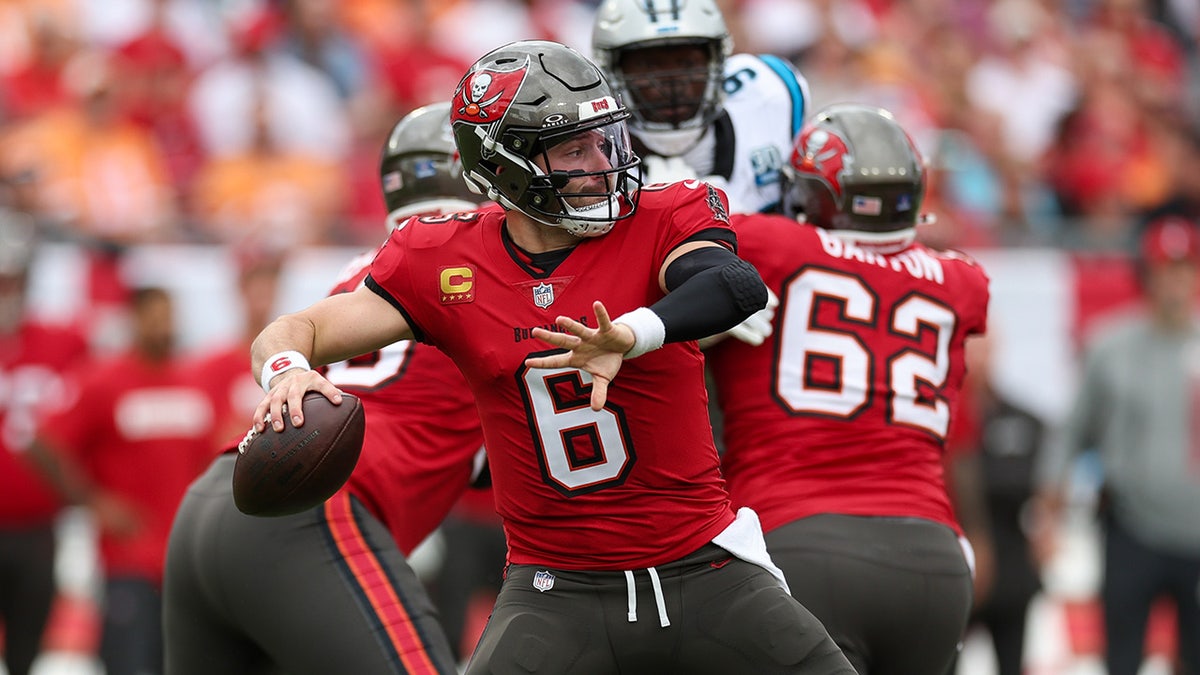 Baker Mayfield makes a pass