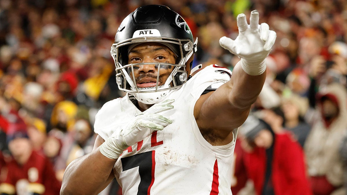 Bijan Robinson celebrates a touchdown