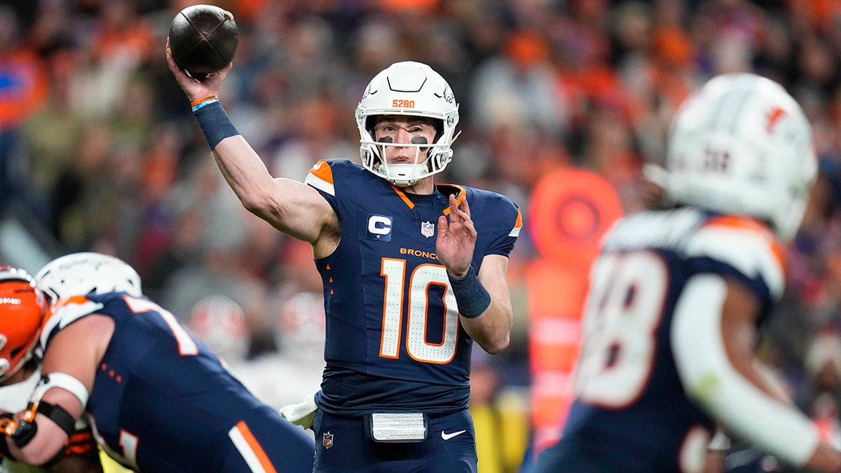 Bo Nix throws