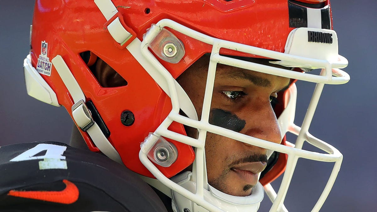 Deshaun Watson walks toward the sideline