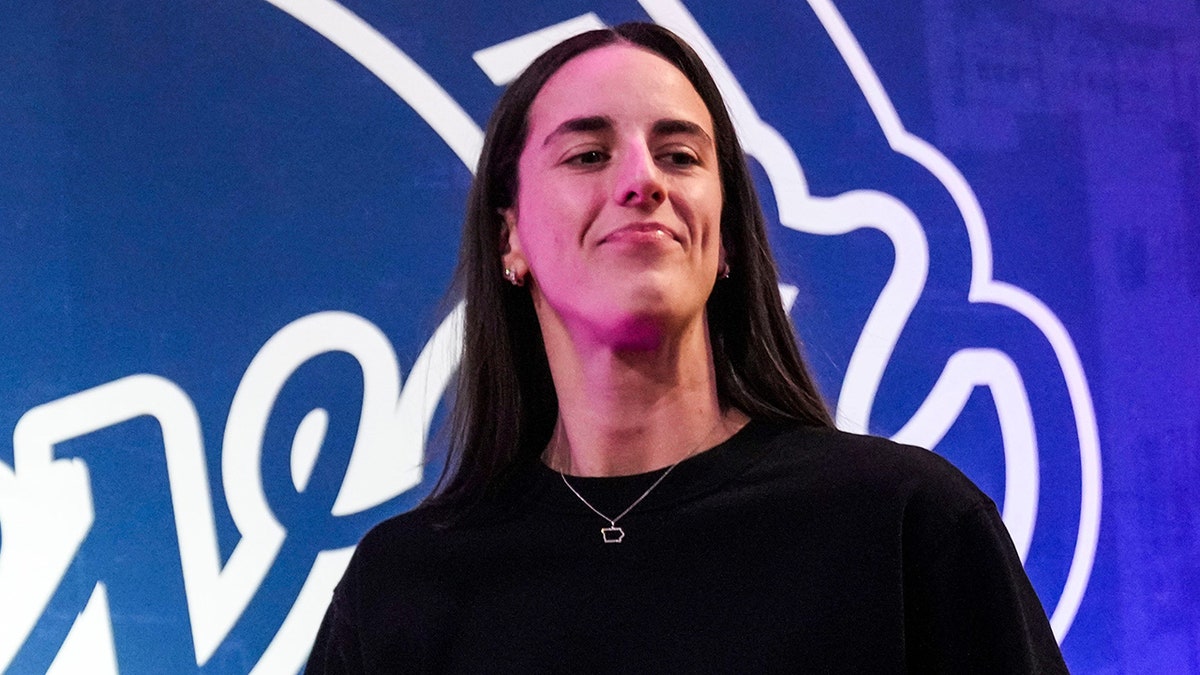 La reacción de Caitlin Clark a los comentarios sobre el privilegio de los blancos demuestra que hay 'problemas raciales' en EE. UU., dice la gran WNBA