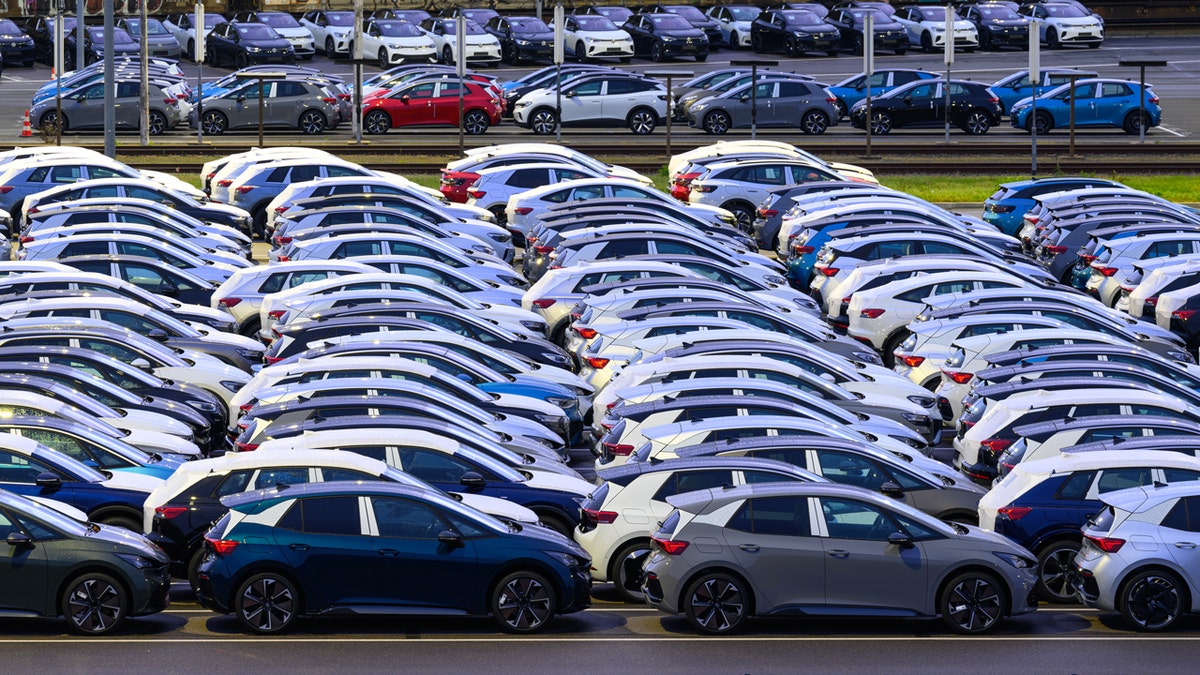 Parkplatz voller Autos