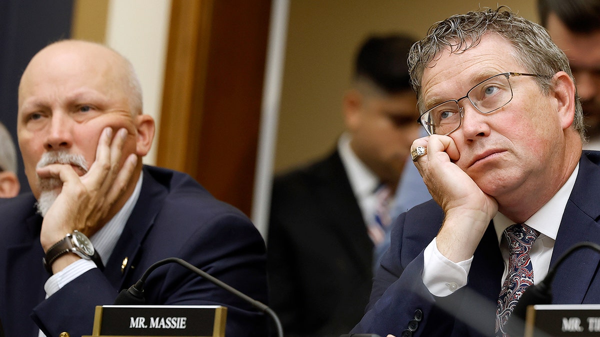 Reps. Chip Roy y Thomas Massie