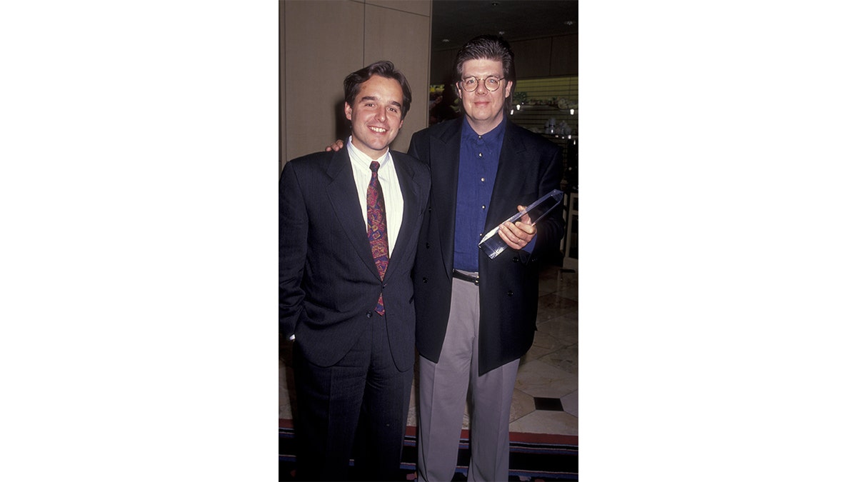 Chris Columbus y John Hughes asisten a un acto