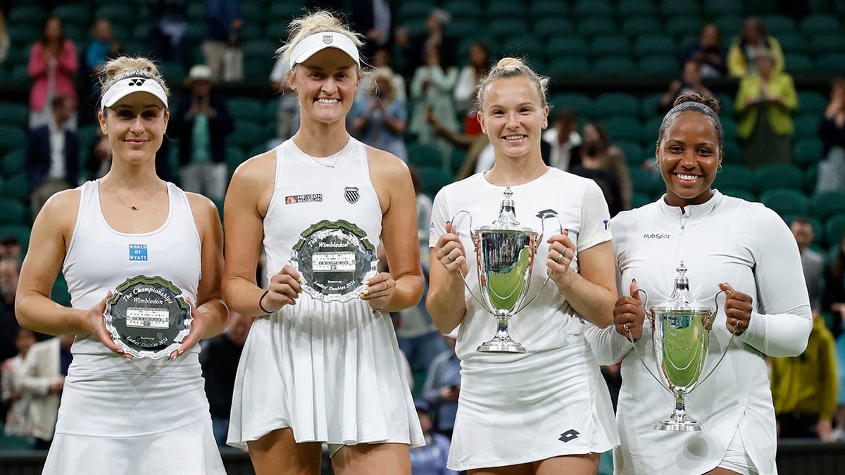 Gabriela Dabrowski poses with trophy