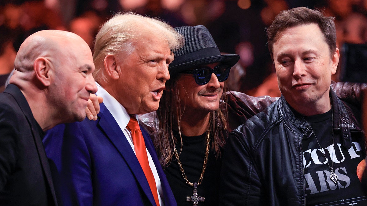 Dana White in Schwarz, Donald Trump im königsblauen Anzug und roter Krawatte, Kid Rock mit schwarzem Hut und Lederjacke und Elon Musk in schwarzer Lederjacke posieren für ein Foto beim UFC 309-Event