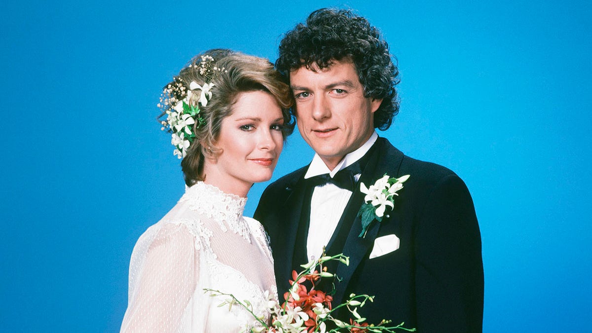 Deidra Hall y Wayne Northrop en una foto de boda promocional de Days of Our Lives