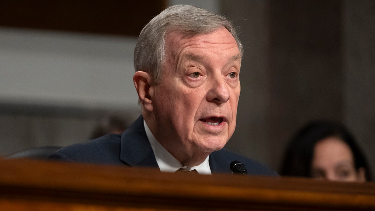 Dick Durbin habla con Charlie Baker