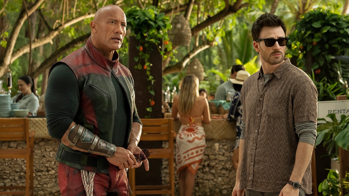 Dwayne Johnson dan Chris Evans dalam sebuah adegan dari "Yang Merah"