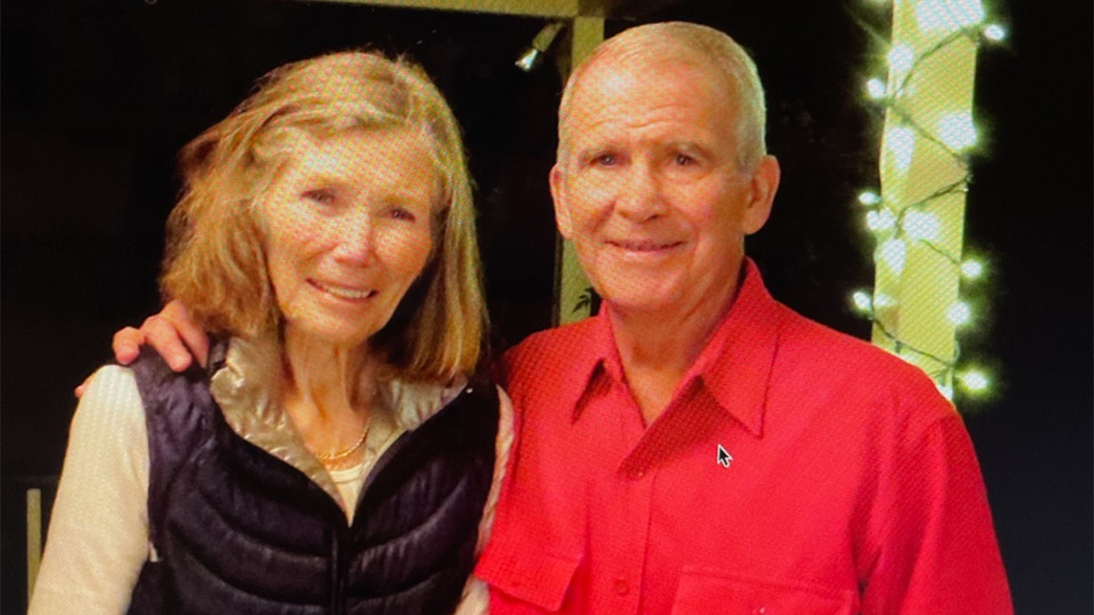 Oliver North y Elizabeth Stuart North